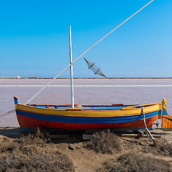 Boot vor den Salinen in Gruissan