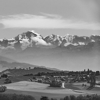 Englisberg vor den Berner Alpen