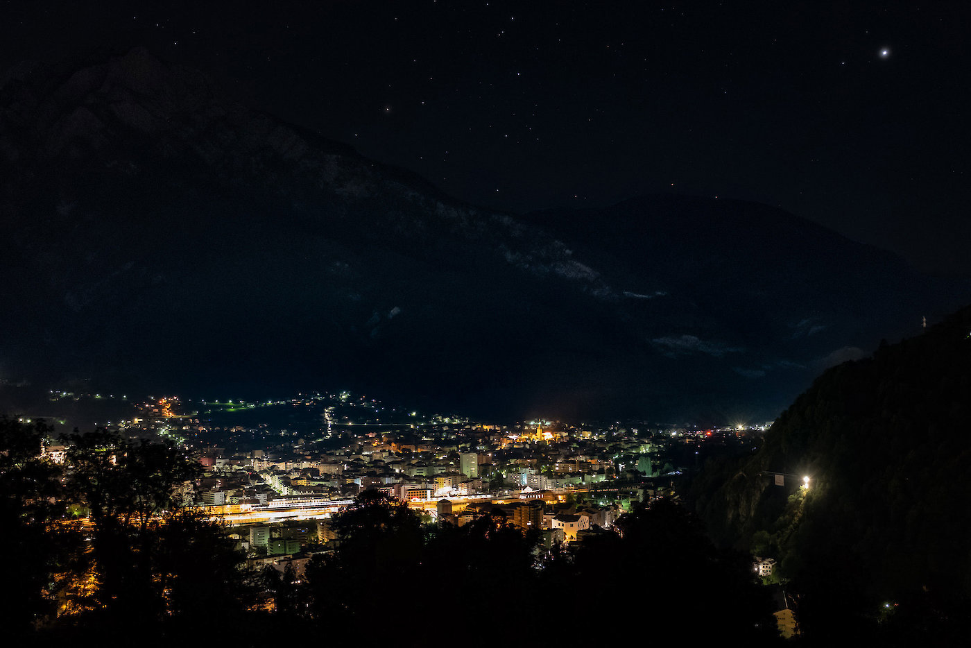Langzeitaufnahme von Brig mit Bahnhof bei Nacht