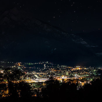 Langzeitaufnahme von Brig mit Bahnhof bei Nacht